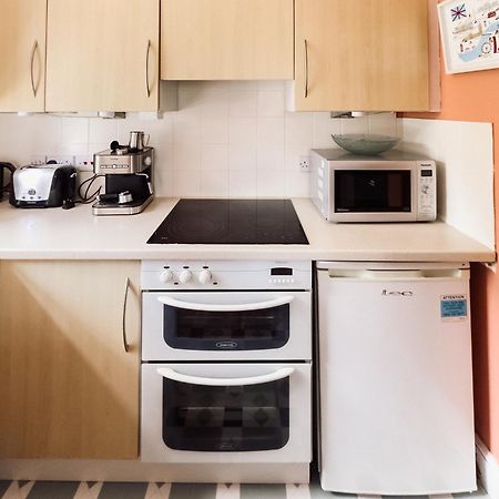 Beautiful Apartment In Guildford With Parking Send Eksteriør billede