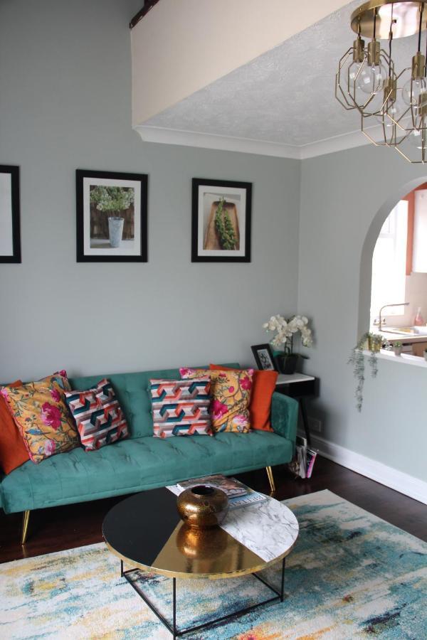 Beautiful Apartment In Guildford With Parking Send Eksteriør billede