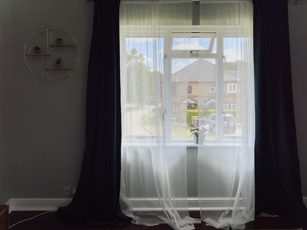 Beautiful Apartment In Guildford With Parking Send Eksteriør billede
