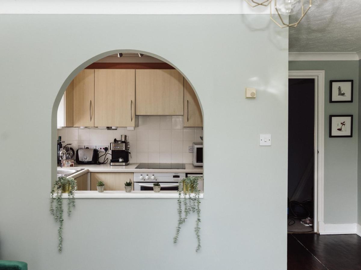 Beautiful Apartment In Guildford With Parking Send Eksteriør billede