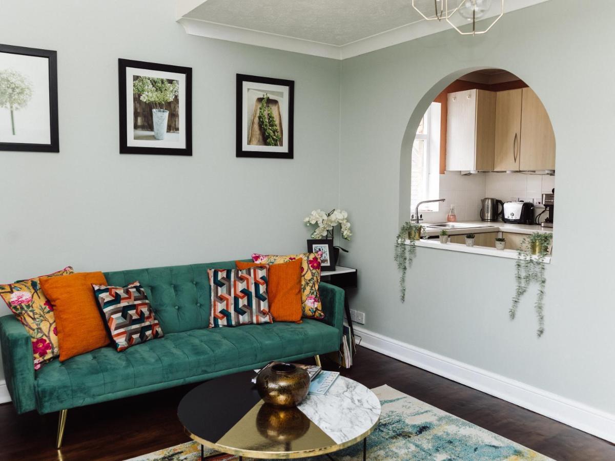 Beautiful Apartment In Guildford With Parking Send Eksteriør billede