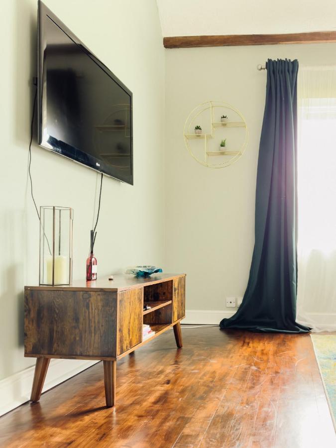 Beautiful Apartment In Guildford With Parking Send Eksteriør billede
