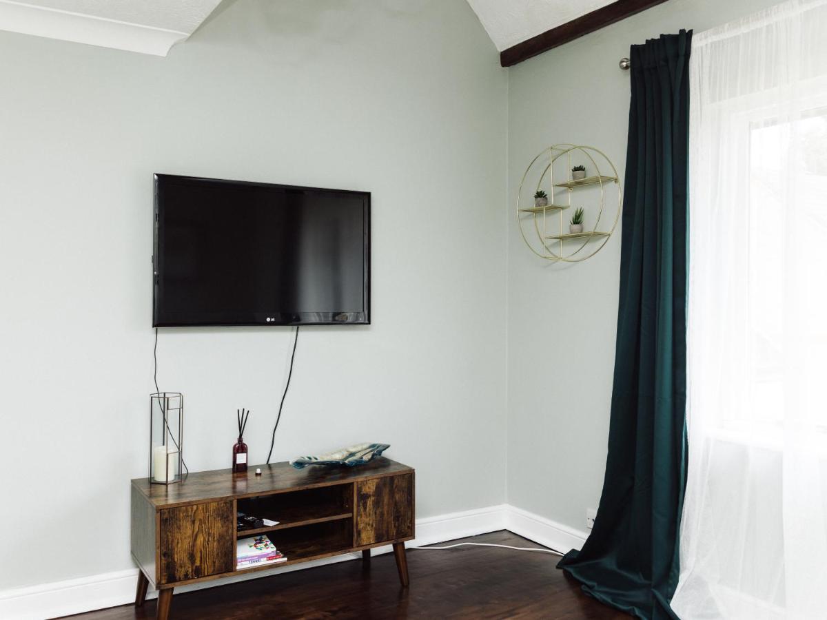 Beautiful Apartment In Guildford With Parking Send Eksteriør billede