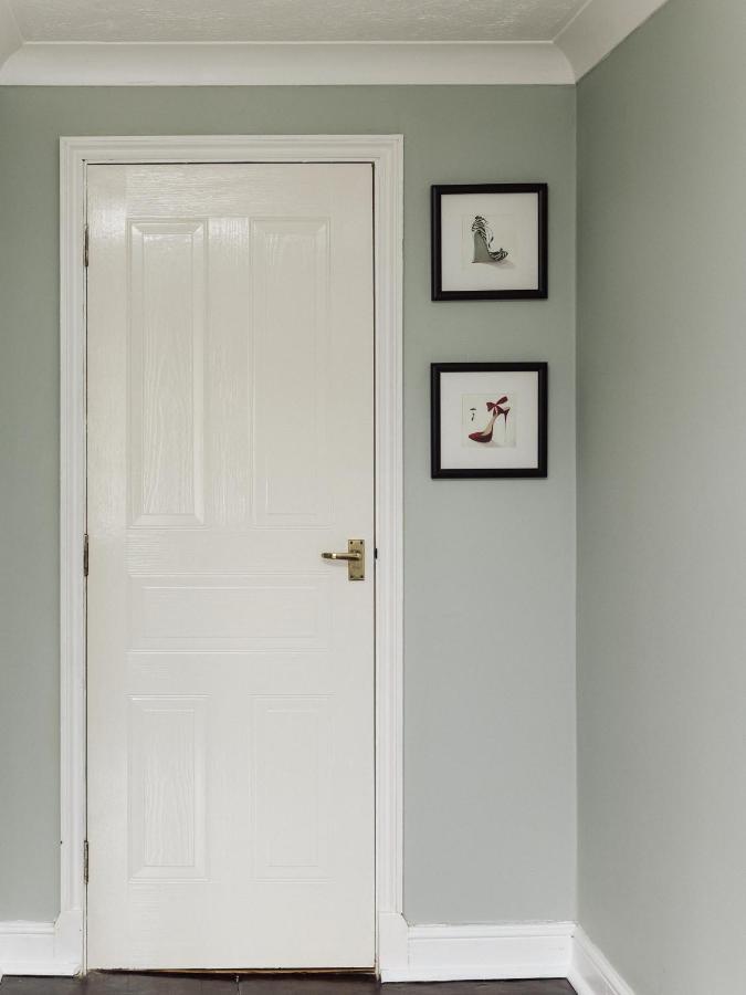 Beautiful Apartment In Guildford With Parking Send Eksteriør billede