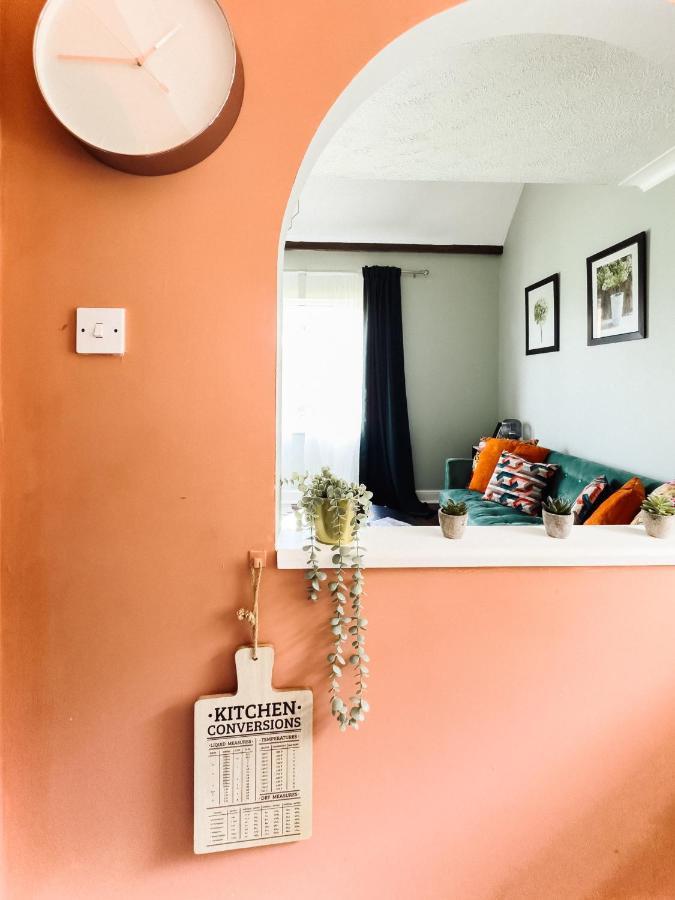 Beautiful Apartment In Guildford With Parking Send Eksteriør billede