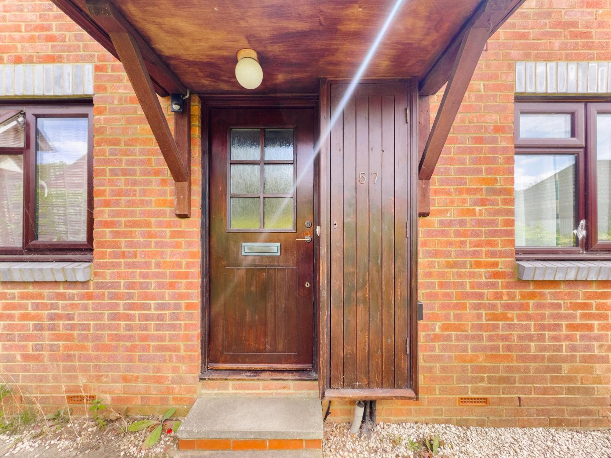 Beautiful Apartment In Guildford With Parking Send Eksteriør billede