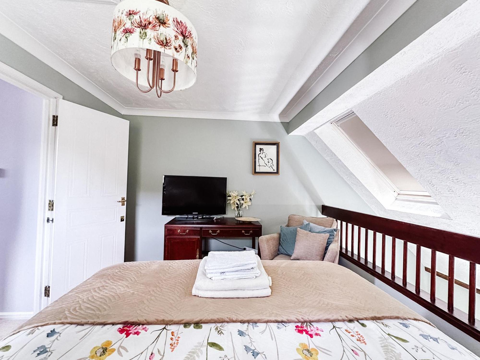 Beautiful Apartment In Guildford With Parking Send Eksteriør billede
