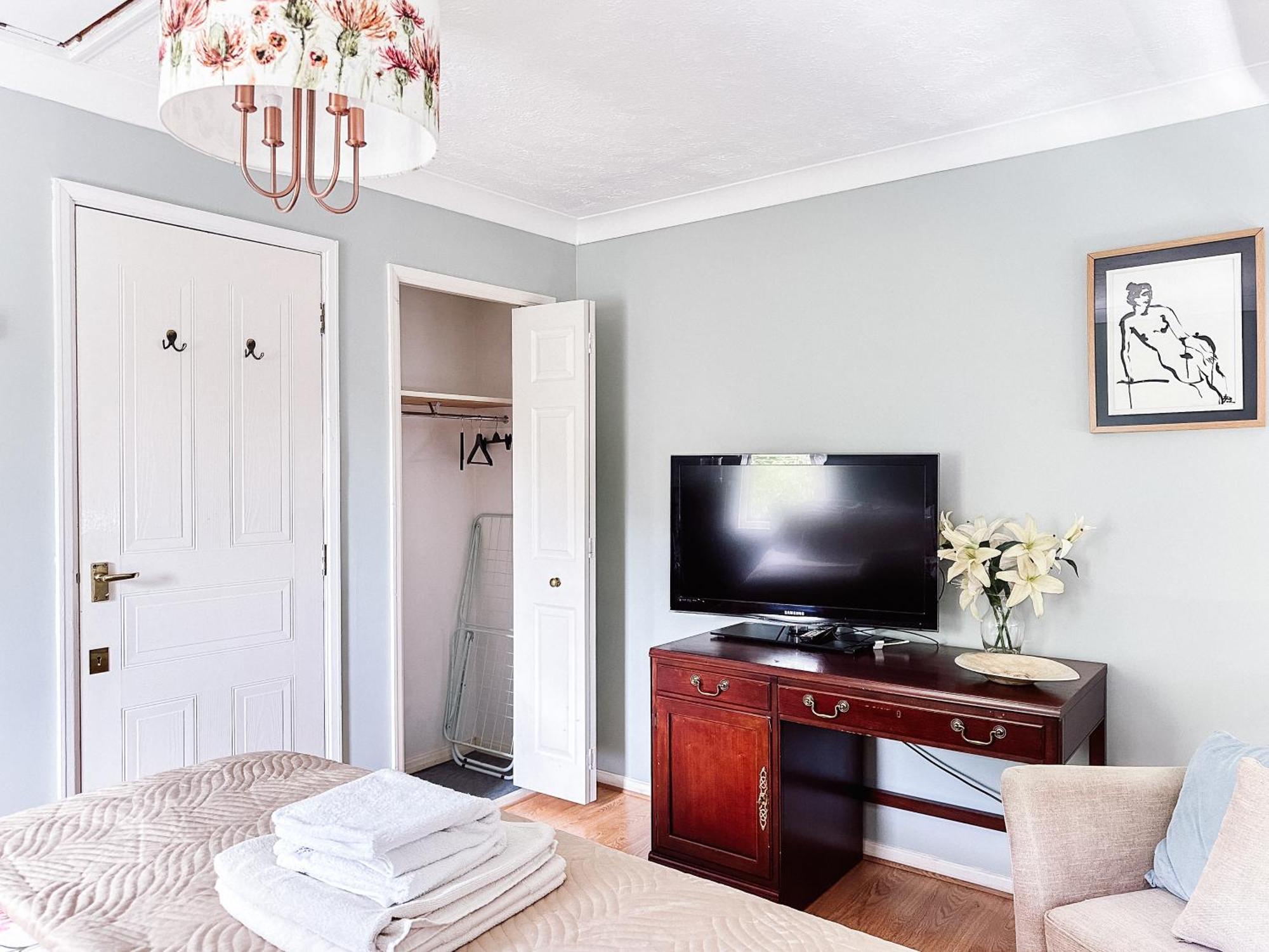 Beautiful Apartment In Guildford With Parking Send Eksteriør billede