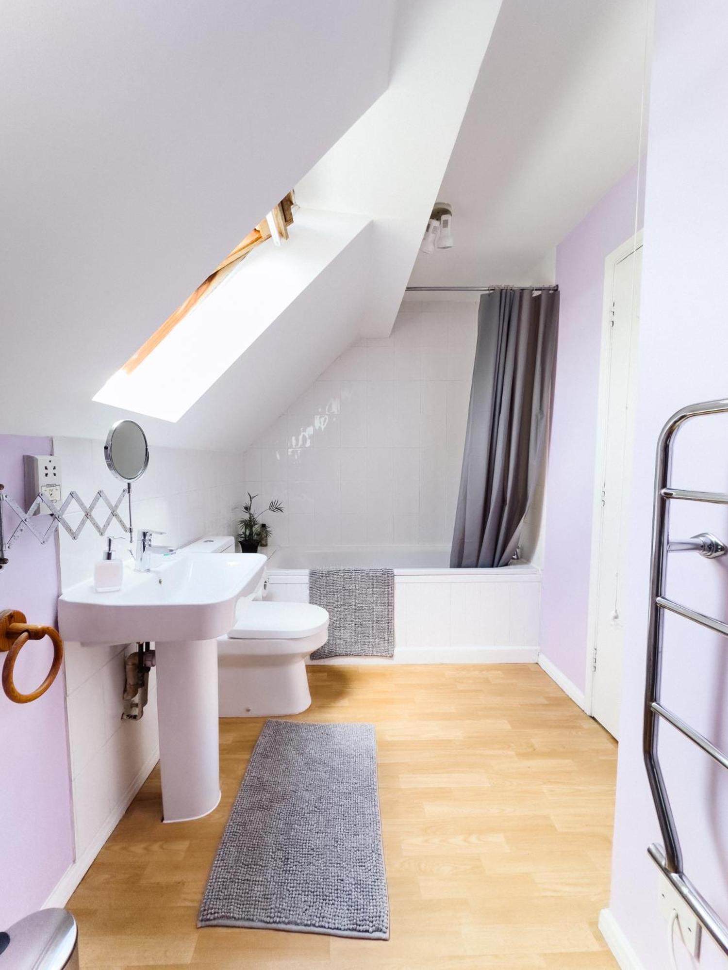Beautiful Apartment In Guildford With Parking Send Eksteriør billede