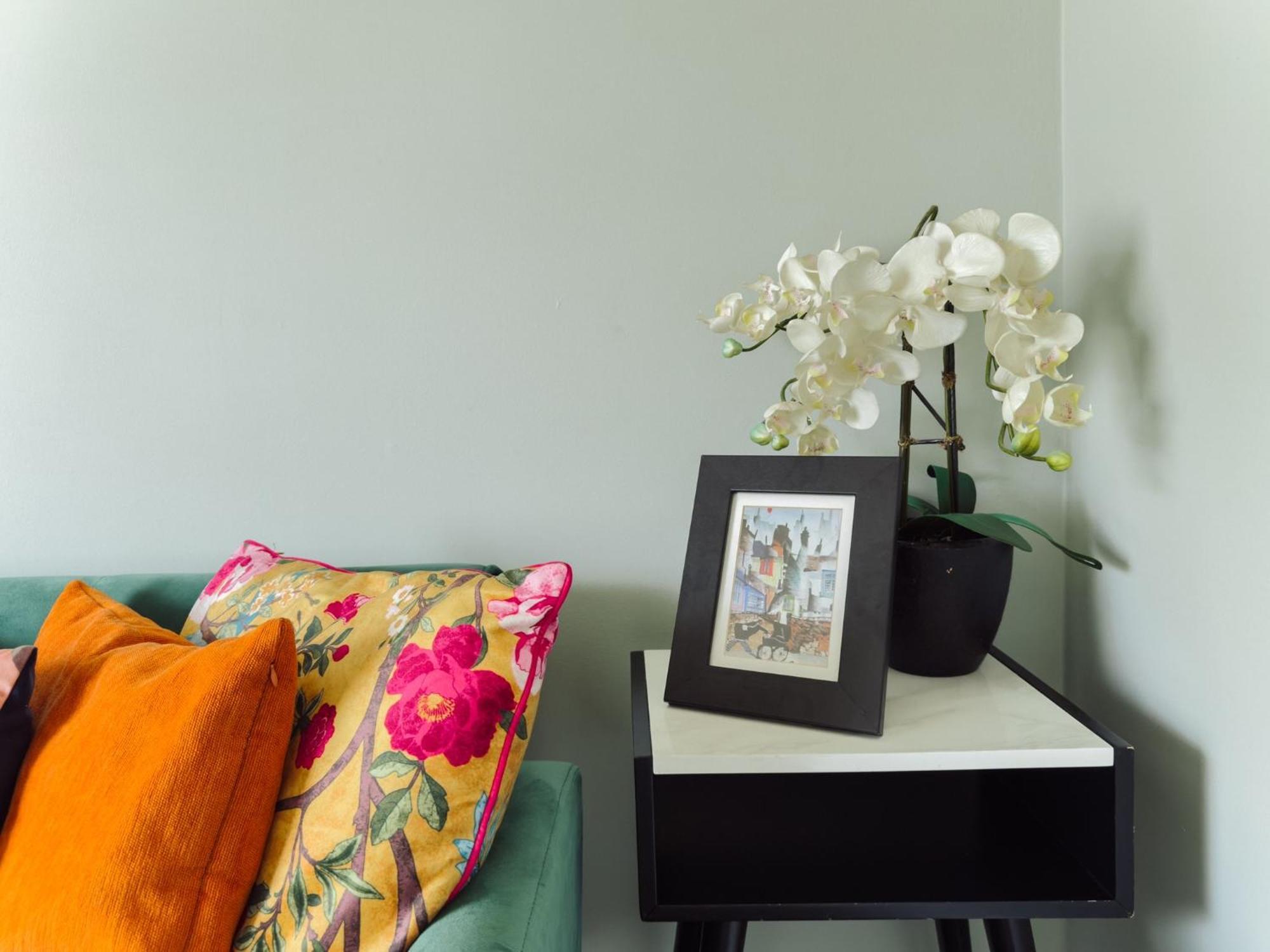Beautiful Apartment In Guildford With Parking Send Eksteriør billede