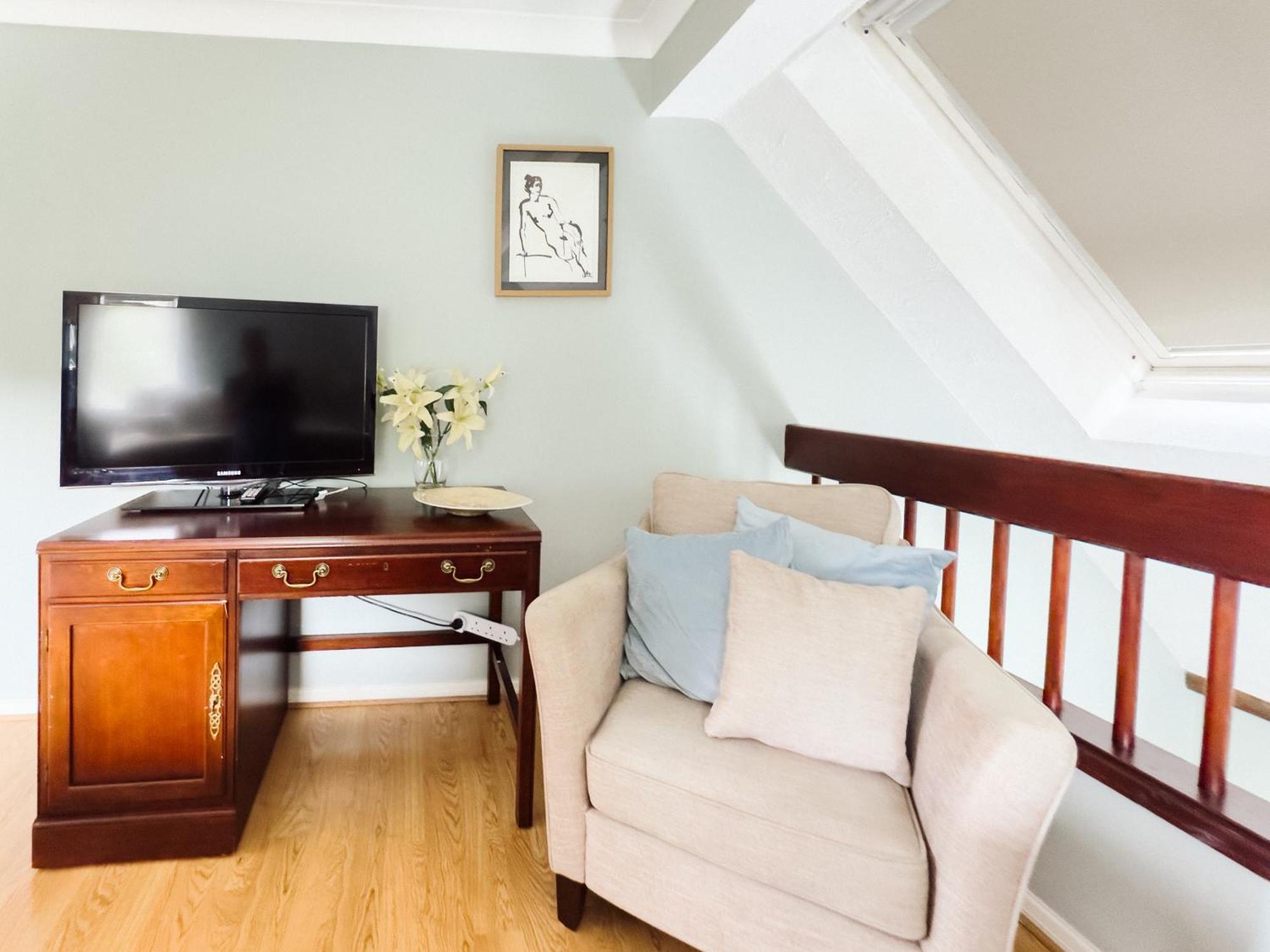 Beautiful Apartment In Guildford With Parking Send Eksteriør billede