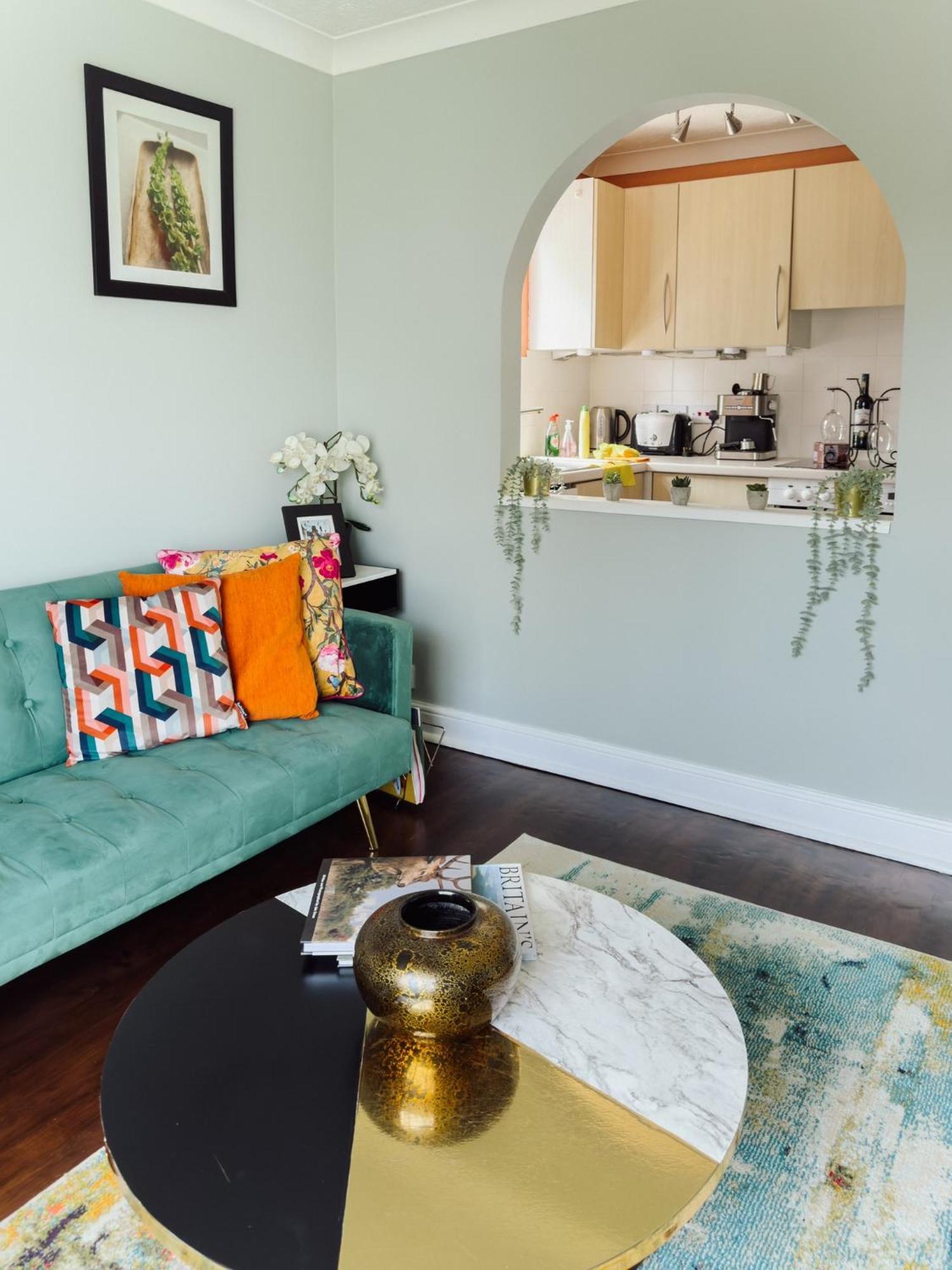 Beautiful Apartment In Guildford With Parking Send Eksteriør billede