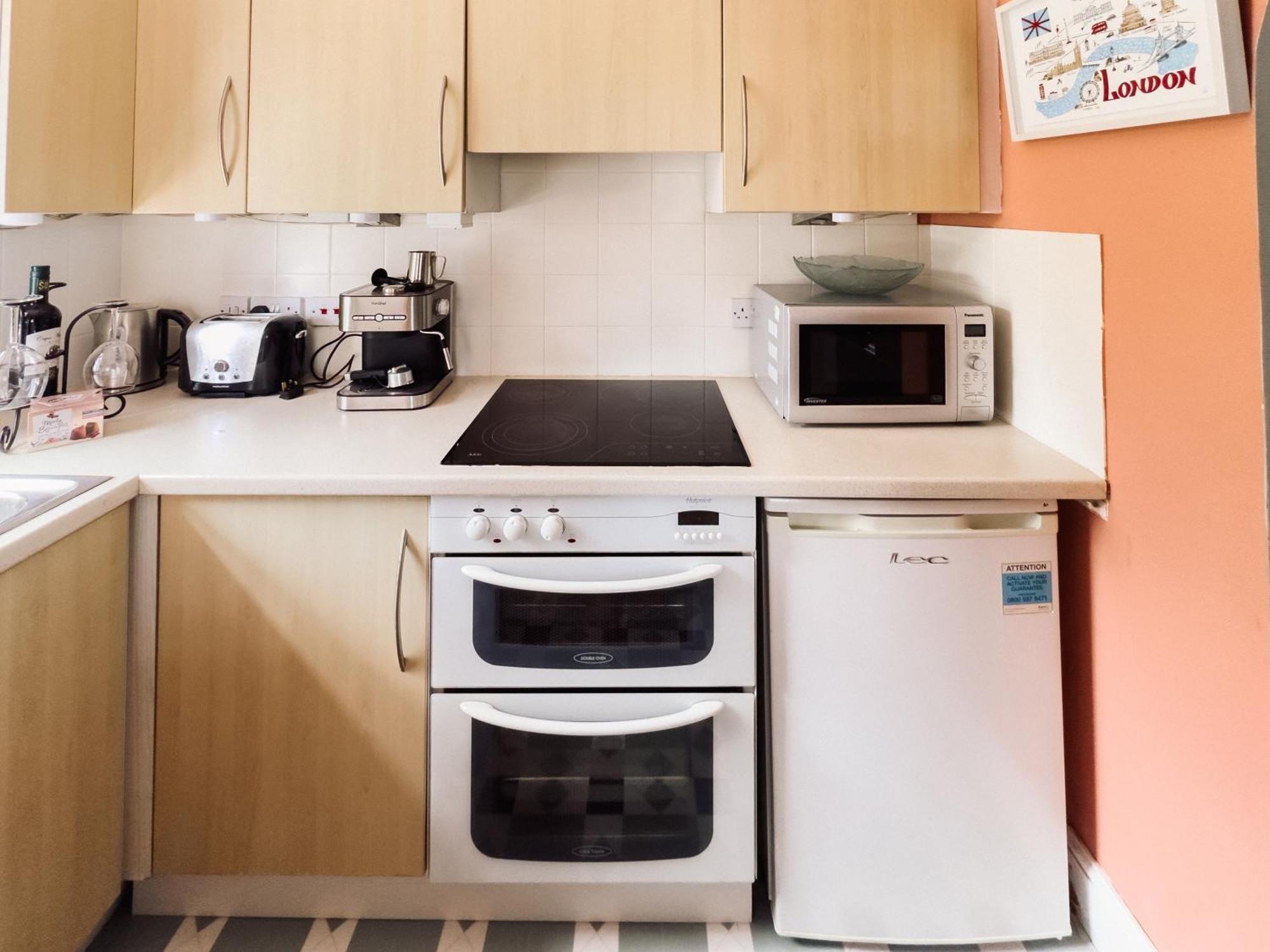 Beautiful Apartment In Guildford With Parking Send Eksteriør billede