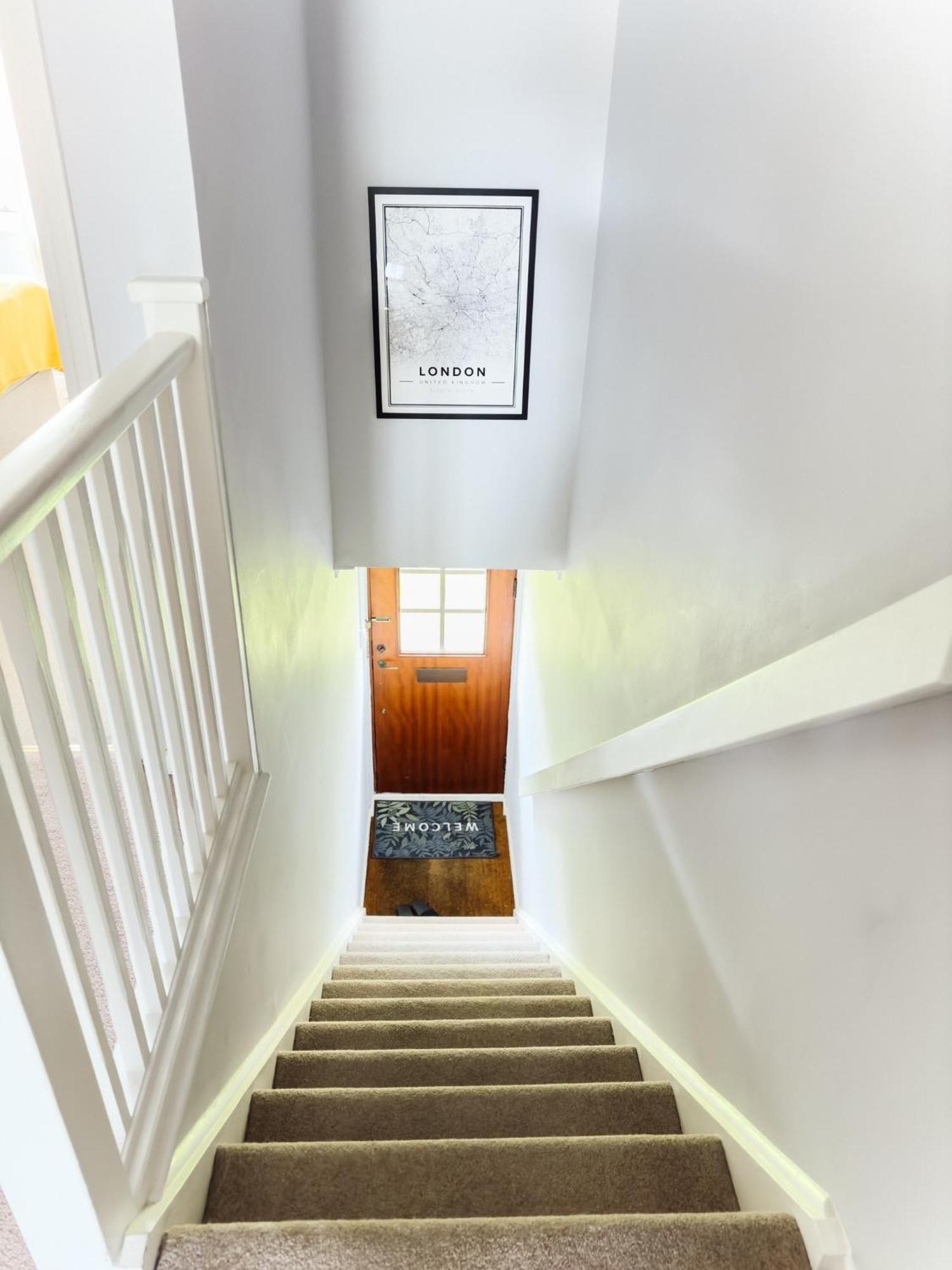 Beautiful Apartment In Guildford With Parking Send Eksteriør billede