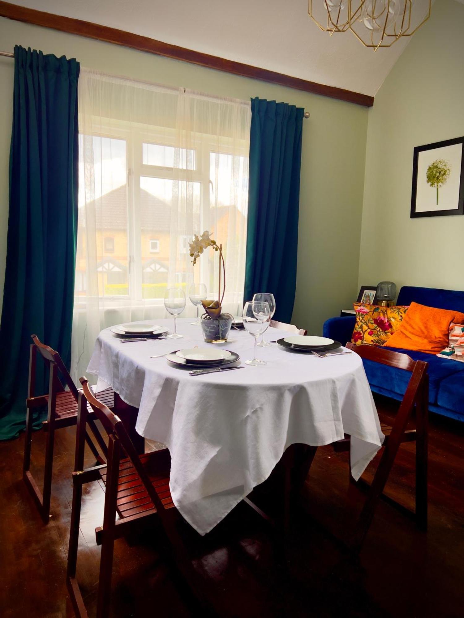 Beautiful Apartment In Guildford With Parking Send Eksteriør billede
