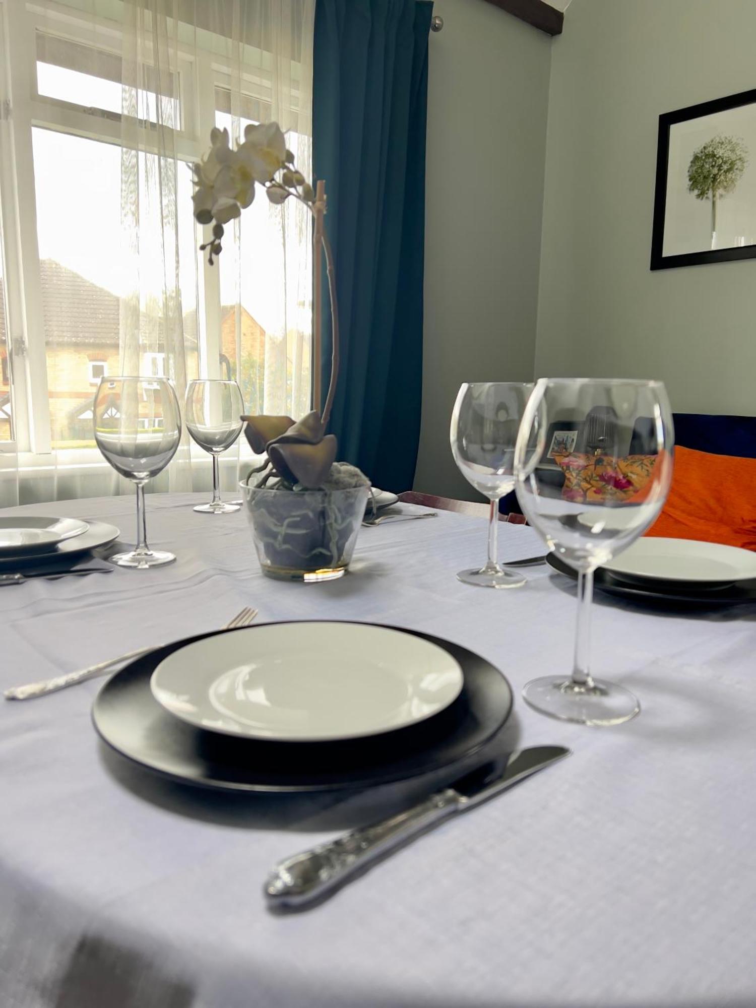 Beautiful Apartment In Guildford With Parking Send Eksteriør billede