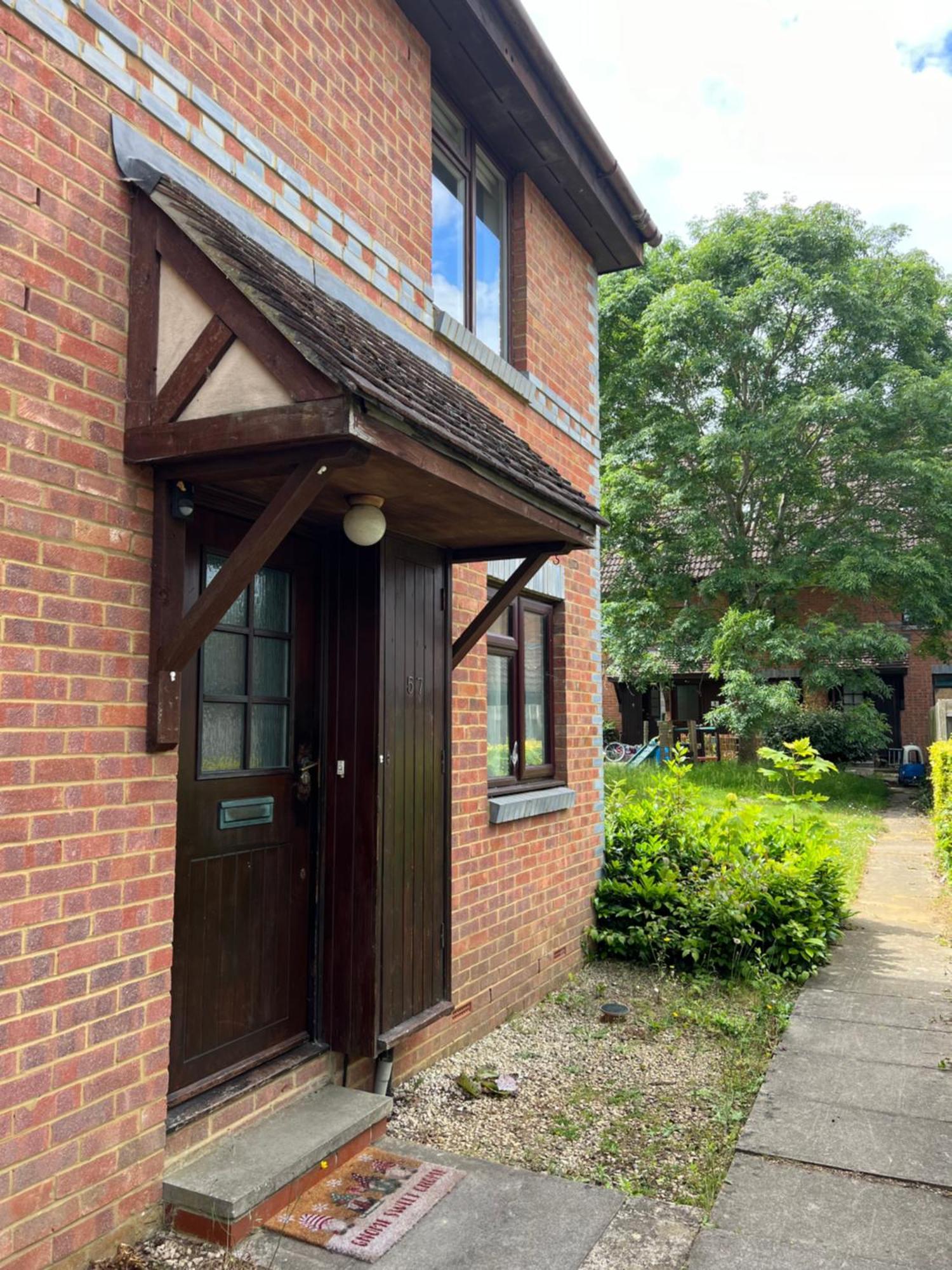 Beautiful Apartment In Guildford With Parking Send Eksteriør billede