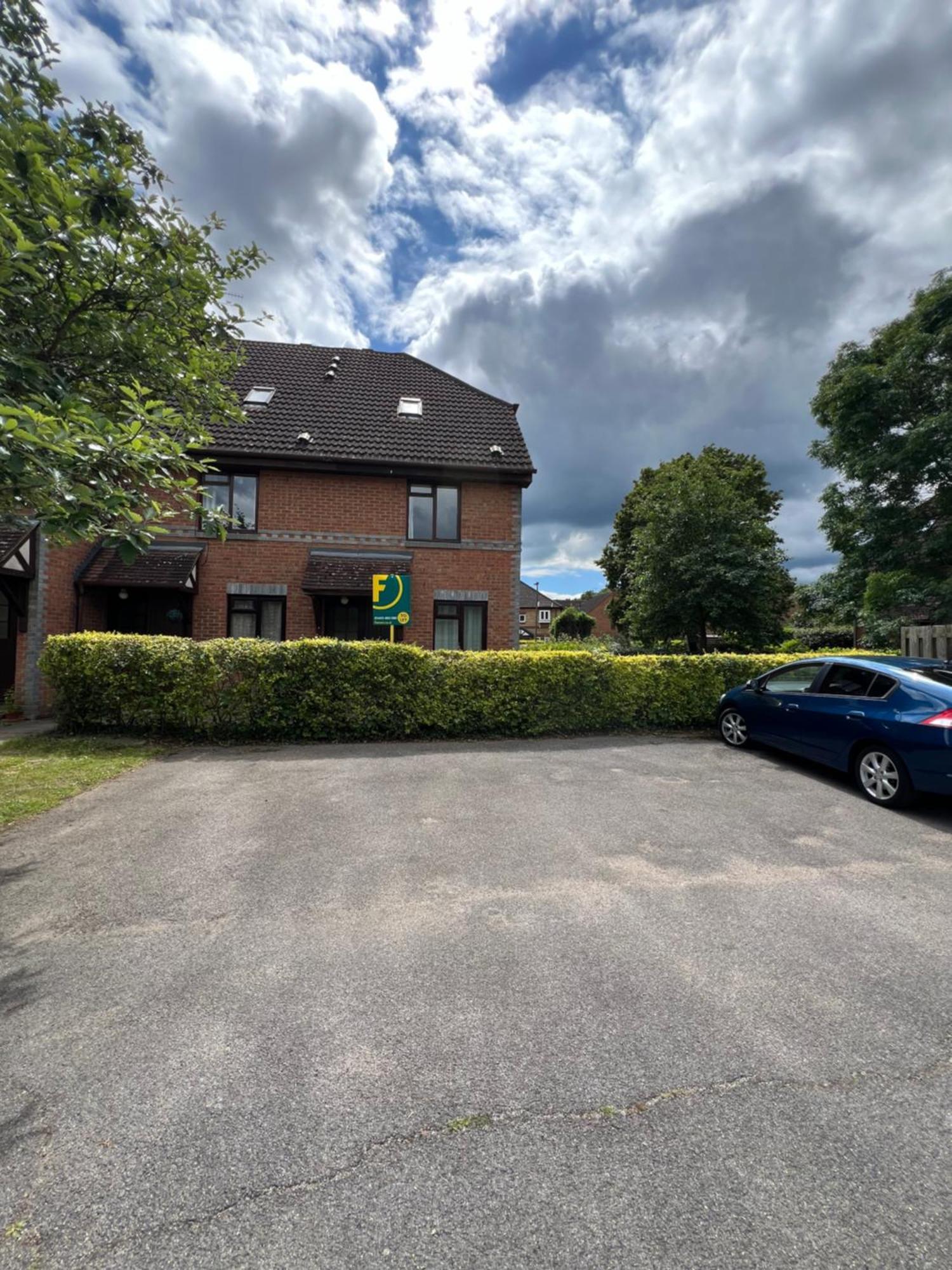 Beautiful Apartment In Guildford With Parking Send Eksteriør billede
